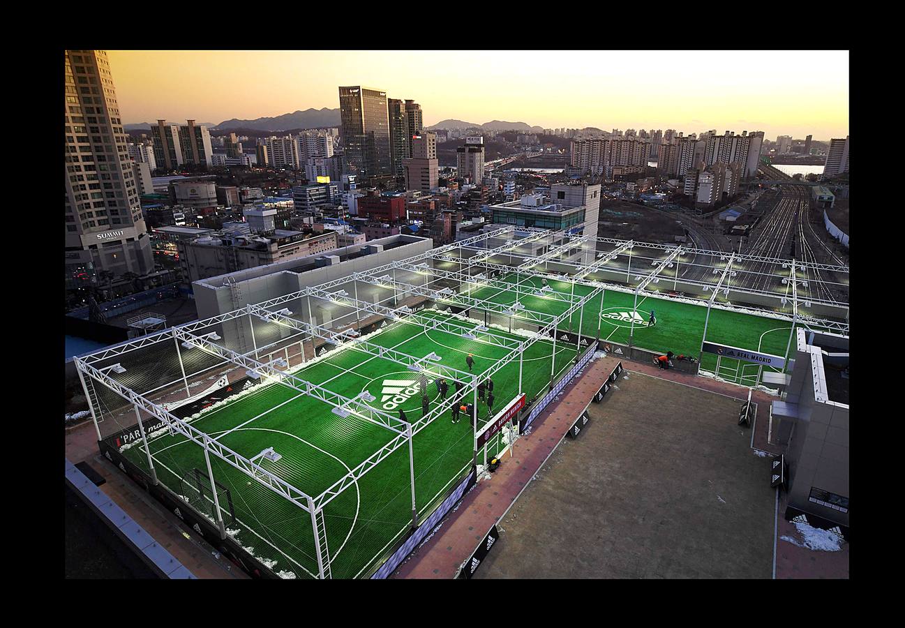 Mientras Rusia da los últimos retoques y cuida con esmero los estadios que serán sedes de la Copa del Mundo, el fútbol sigue practicándose en una sorprendente variedad de escenarios. Lo mismo da una plataforma flotante frente a las costas de Tailandia, que un campo nevado en el norte de Italia o las polvorientas calles de centenares de suburbios, pueblos y aldeas remotas. Los ídolos exhibirán su grandeza rodeados de boato en un espectáculo global, que comenzará el día 14, mientras jóvenes de todo el mundo patean rudimentarias pelotas en las calles. Algunos incluso descalzos.