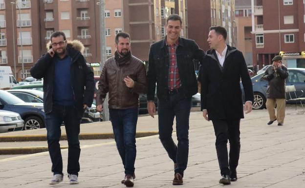 Pedro Sánchez camina junto a Luis Tudanca y Javier Alfonso Cendón. 