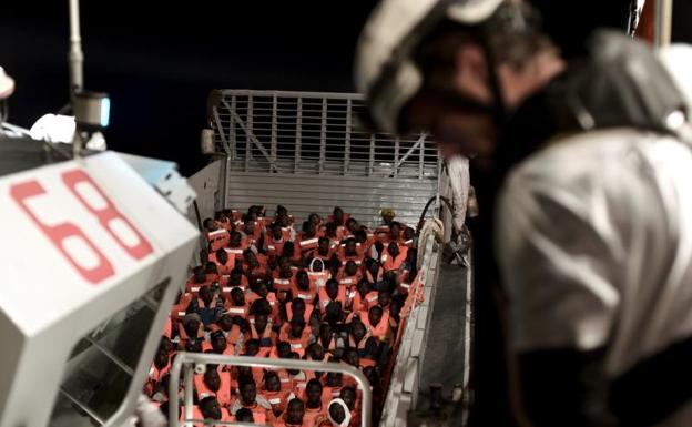 Fotografía facilitada por SOS Mediterranee del rescate en alta mar, en la madrugada del domingo 10 de junio, de parte de los 629 inmigrantes que han sido trasladados al barco «Aquarius», fletado por Médicos Sin Fronteras y SOS Mediterranee, al que se le ha impedido atracar en Italia y Malta.