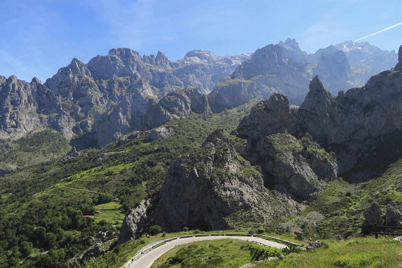 Picos de Europa desde el mirador del Tombo.