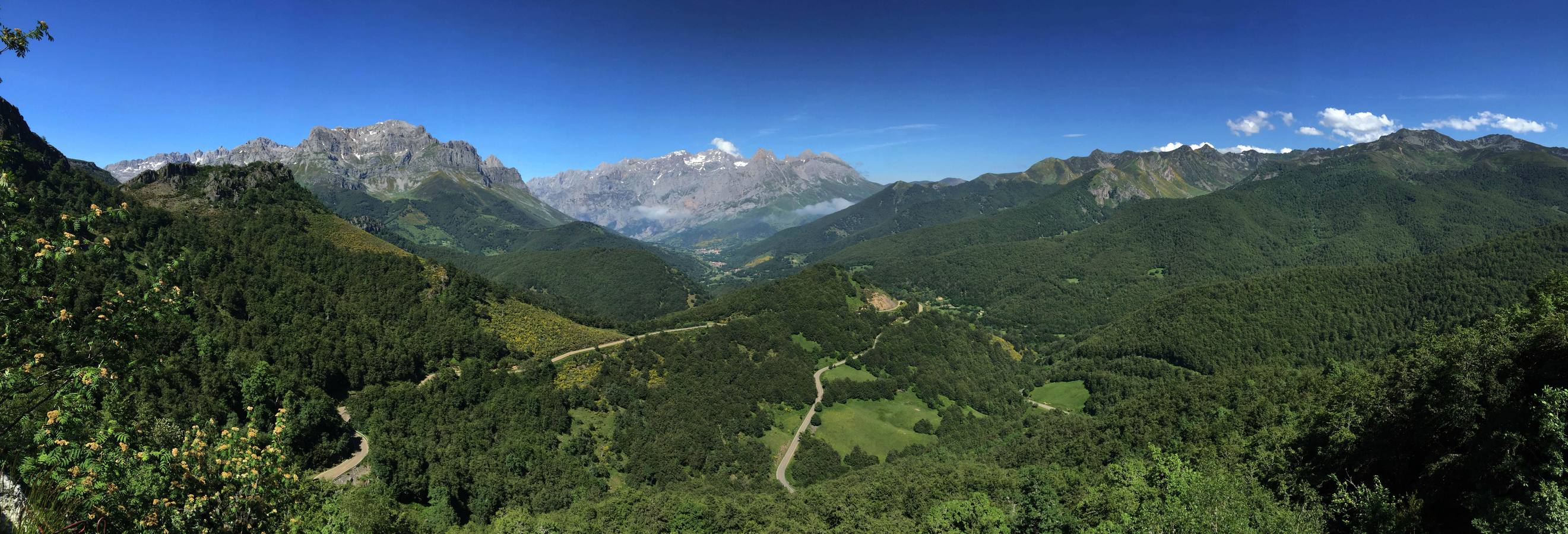 Valle de Valdeón en los Picos de Europa desde el mirador de Piedrashitas.