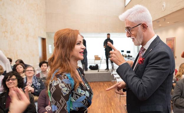 La presidenta de las Cortes de Castilla y León, Silvia Clemente junto al presidente de la Federación Regional de Sordos, Luis Miguel Jiménez.