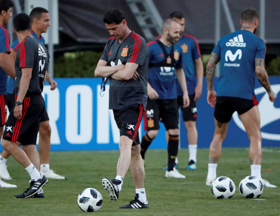 Fernando Hierro ha dirigido su primer entrenamiento como seleccionador de España, horas después de oficializarse su nombramiento en sustitución de Julen Lopetegui. 