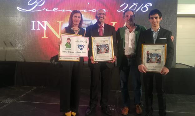 Camino Mata Yavod Kazemi, Pedro Muñoz y Miguel Ángel Alonso posan con el premio Innova.