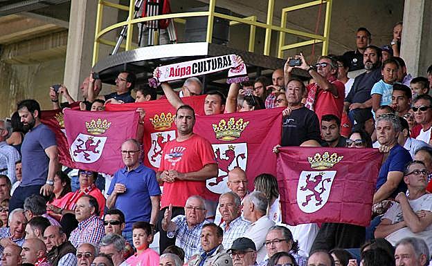 Aficionados de la Cultural en el estadio.
