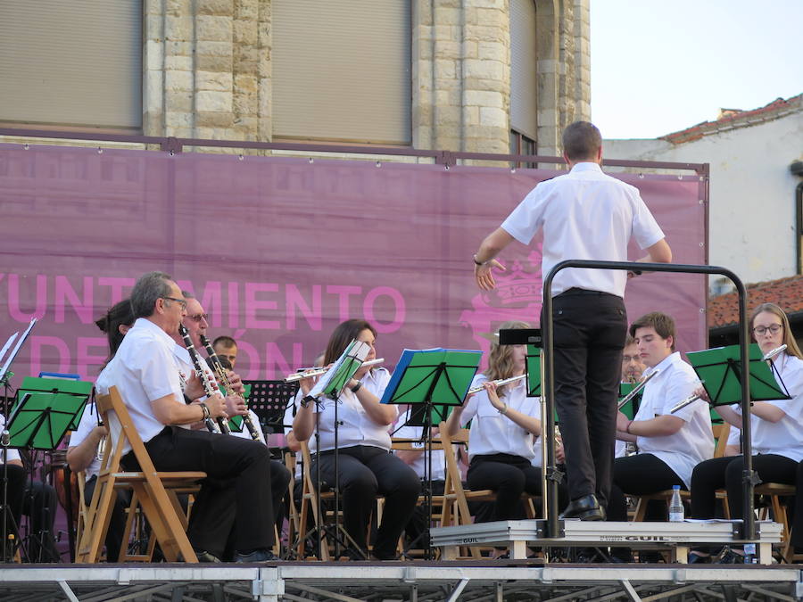 Fotos: Concierto en la Plaza de la Regla