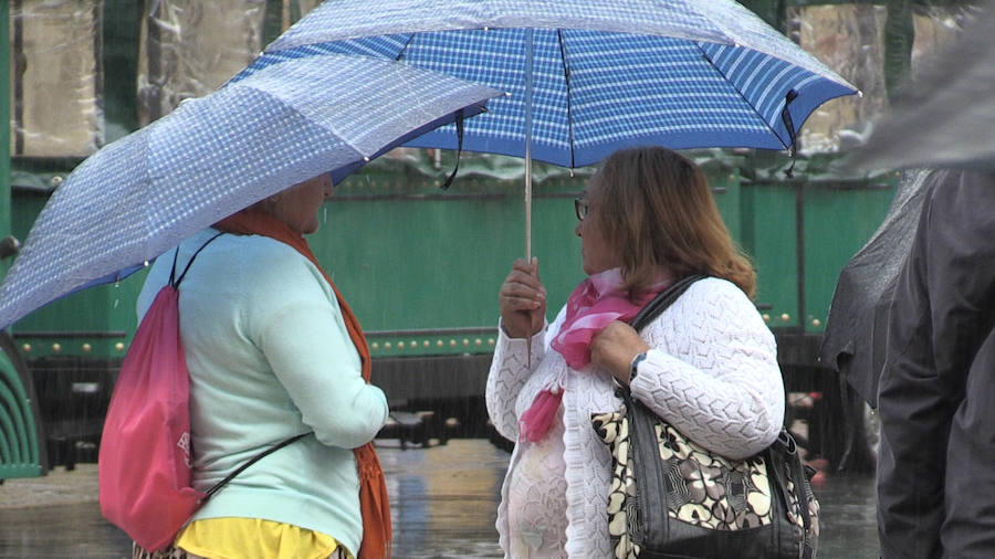 Dos mujeres durante un día de lluvia. 