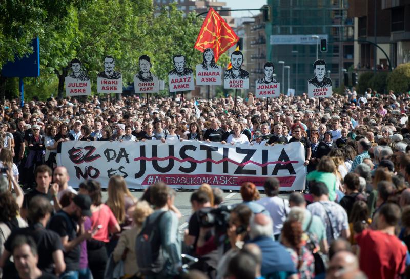 Fotos: Miles de personas protestan en Pamplona contra la sentencia impuesta a los ocho jóvenes por la agresión de Alsasua