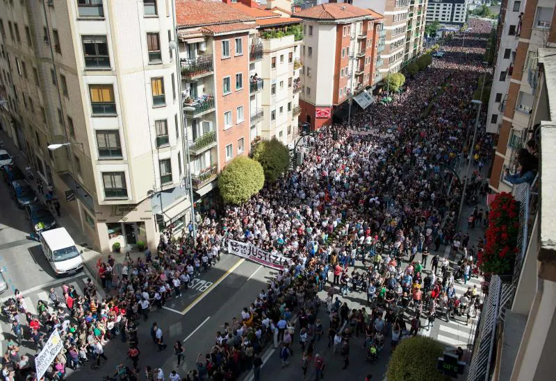 Fotos: Miles de personas protestan en Pamplona contra la sentencia impuesta a los ocho jóvenes por la agresión de Alsasua