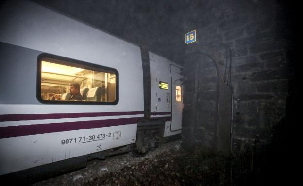 Pasajeros del Alvia Barcelona-Gijón, con el coche fuera de las vías tras descarrilar en la boca del túnel Canto del Estillero, en la rampa de Pajares.