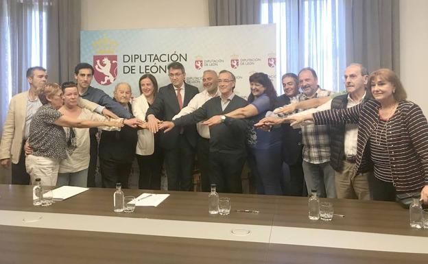 Firma de los convenios en la Diputación de León.