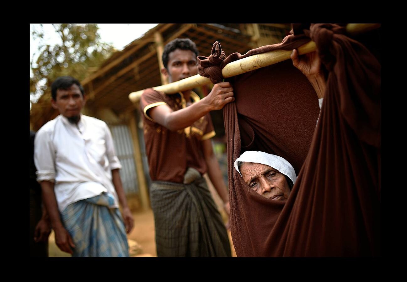 Una parte de los refugiados Rohingya que huyeron de Myanmar han encontrado trabajo en las pesquerías de la vecina Bangladesh. El campamento de refugiados de Shamlapur, cercano a una colonia de pescadores, es el hogar de unos 10.000 refugiados, que trabajan en la mar por alrededor de 3 dólares y una parte de las capturas. Las mujeres acompañan a sus maridos en la tarea secando y clasificando los peces sobre enormes mesas de madera, envueltas en moscas por un salario aún menor. Según funcionarios del Gobierno esta industria genera ingresos de 20 millones de dólares. Pero incluso los niños tienen que trabajar duro.