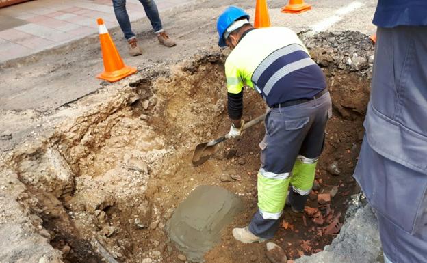 León Despierta denuncia la aparición de un socavón de dos metros en la calle Obispo Álvarez Miranda