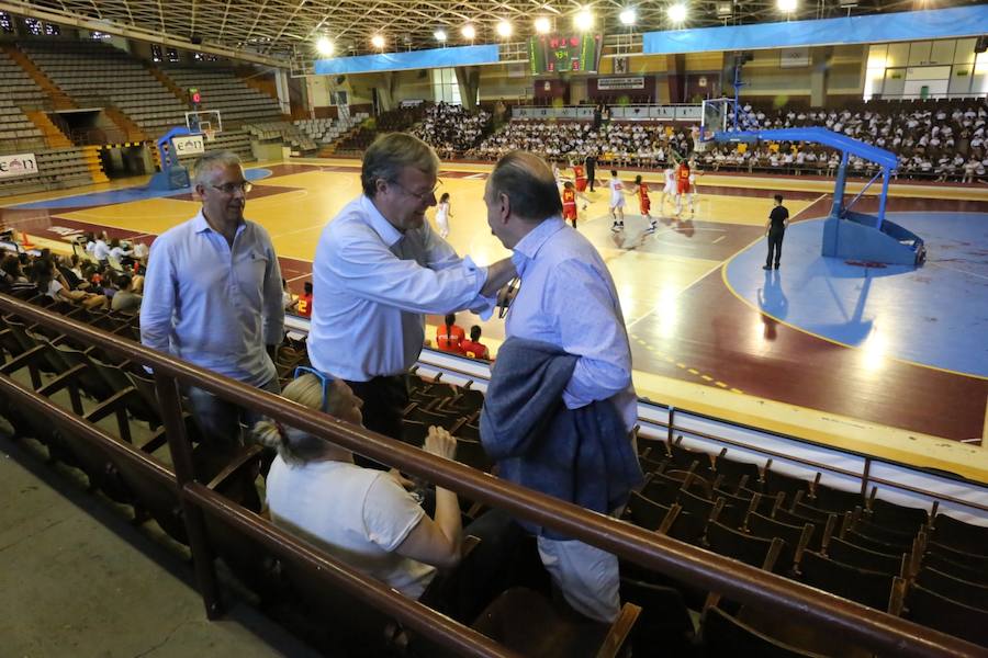 Fotos: Silván recibe a las selecciones sub-20 y sub-23 de baloncesto femenino en León