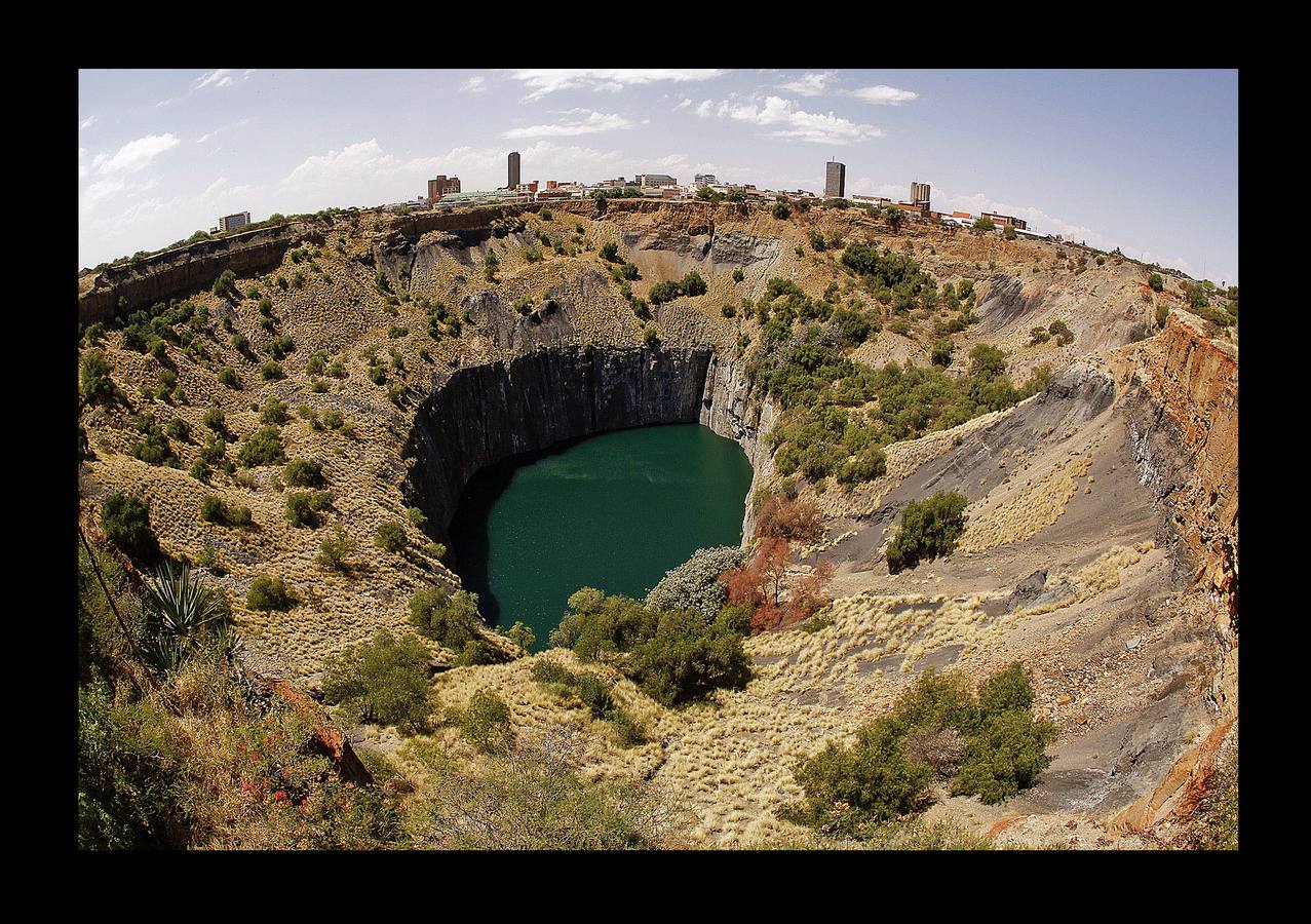 La localidad de Kimberley, en el centro de Sudáfrica, se hizo famosa en el último tercio del siglo XIX gracias a la fiebre del diamante. A la sombra de «Big Hole» (el gran agujero), la mina que convirtió la ciudad en una especie de poblado del Lejano Oeste, florecieron las grandes explotaciones. También los pequeños mineros independientes, que se afanaban entre los restos y gangas de las grandes compañías. Hace un par de meses 800 de estos mineros, que aún tientan a la suerte fuera de la ley, recibieron permisos para operar en una vasta extensión de terreno cerca de Kimberley. Un acuerdo histórico para frenar el crecimiento de la minería ilegal, estimulado por el desempleo. 