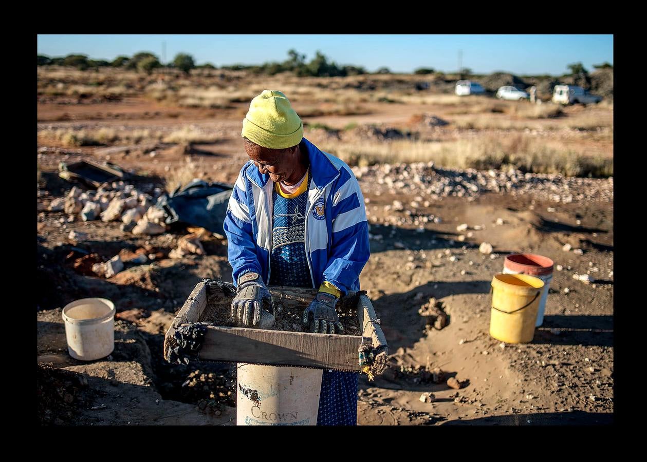 La localidad de Kimberley, en el centro de Sudáfrica, se hizo famosa en el último tercio del siglo XIX gracias a la fiebre del diamante. A la sombra de «Big Hole» (el gran agujero), la mina que convirtió la ciudad en una especie de poblado del Lejano Oeste, florecieron las grandes explotaciones. También los pequeños mineros independientes, que se afanaban entre los restos y gangas de las grandes compañías. Hace un par de meses 800 de estos mineros, que aún tientan a la suerte fuera de la ley, recibieron permisos para operar en una vasta extensión de terreno cerca de Kimberley. Un acuerdo histórico para frenar el crecimiento de la minería ilegal, estimulado por el desempleo. 