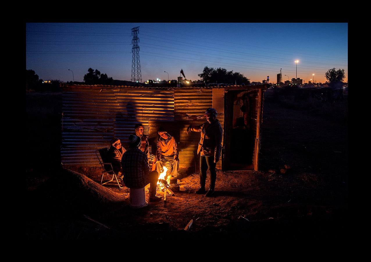 La localidad de Kimberley, en el centro de Sudáfrica, se hizo famosa en el último tercio del siglo XIX gracias a la fiebre del diamante. A la sombra de «Big Hole» (el gran agujero), la mina que convirtió la ciudad en una especie de poblado del Lejano Oeste, florecieron las grandes explotaciones. También los pequeños mineros independientes, que se afanaban entre los restos y gangas de las grandes compañías. Hace un par de meses 800 de estos mineros, que aún tientan a la suerte fuera de la ley, recibieron permisos para operar en una vasta extensión de terreno cerca de Kimberley. Un acuerdo histórico para frenar el crecimiento de la minería ilegal, estimulado por el desempleo. 