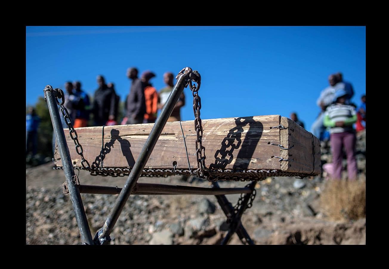 La localidad de Kimberley, en el centro de Sudáfrica, se hizo famosa en el último tercio del siglo XIX gracias a la fiebre del diamante. A la sombra de «Big Hole» (el gran agujero), la mina que convirtió la ciudad en una especie de poblado del Lejano Oeste, florecieron las grandes explotaciones. También los pequeños mineros independientes, que se afanaban entre los restos y gangas de las grandes compañías. Hace un par de meses 800 de estos mineros, que aún tientan a la suerte fuera de la ley, recibieron permisos para operar en una vasta extensión de terreno cerca de Kimberley. Un acuerdo histórico para frenar el crecimiento de la minería ilegal, estimulado por el desempleo. 