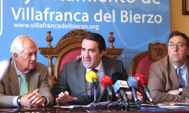Suárez-Quiñones junto al delegado territorial de la Junta, Guillermo García, y el alcalde de Villafranda del Bierzo, José Manuel Pereira, en su comparecencia.