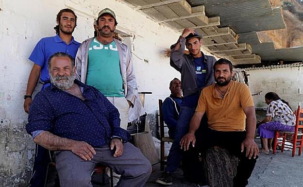 Juan Manuel Heredia 'El Canuto' (i) posa en su casa rodeado por familiares.