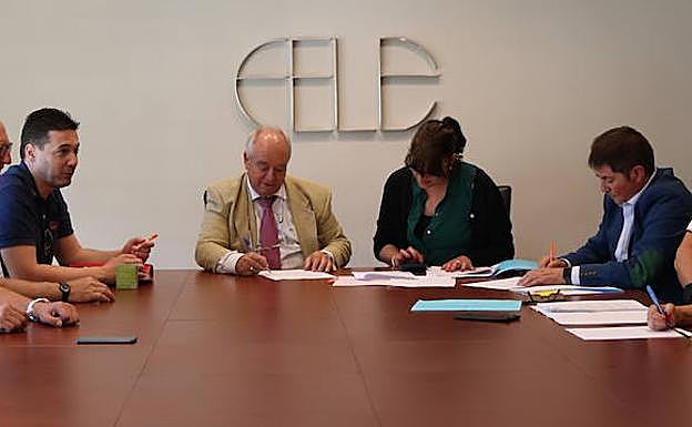 Firma del nuevo convenio.