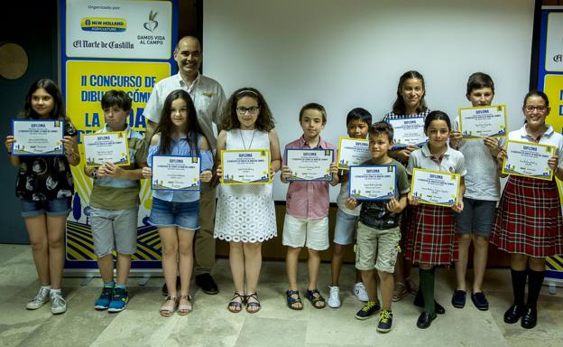 Galería. El director de Marketing de New Holland y los premiados en las cuatro categorías posan con sus diplomas. 