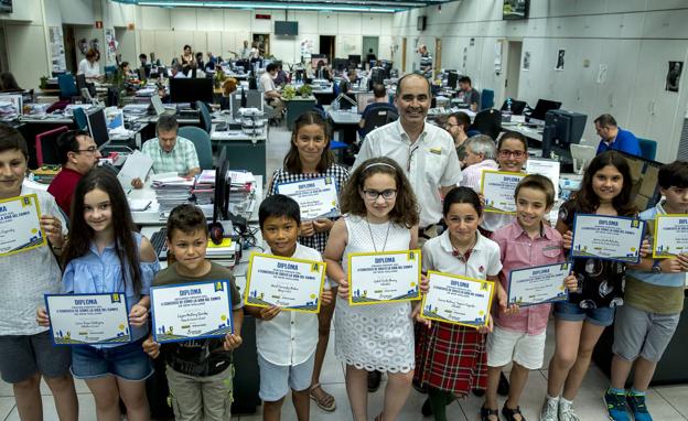 El director de Marketing de New Holland y los premiados en las cuatro categorías posan en la redacción de El Norte con sus diplomas.