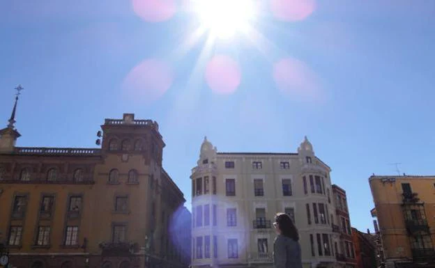 El Ayuntamiento repartirá 2.500 folletos para concienciar sobre los efectos negativos de tomar el sol sin protección