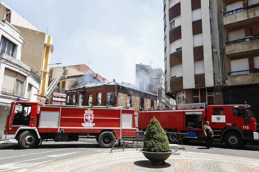 Fotos: Incendio de un edificio en La Bañeza