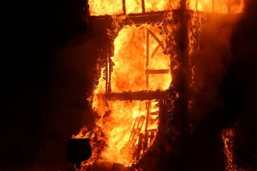 Fotos: Tradicional hoguera de San Juan