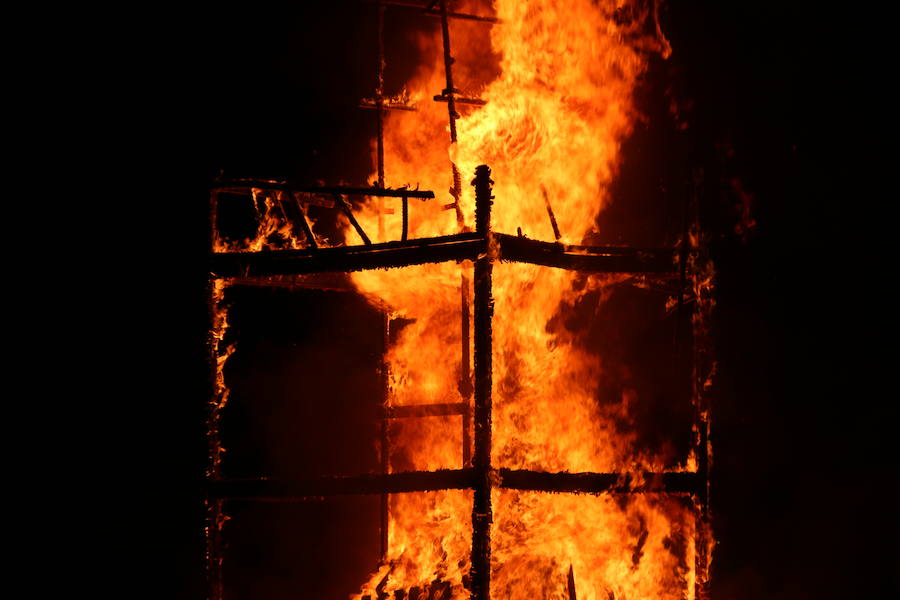 Fotos: Tradicional hoguera de San Juan