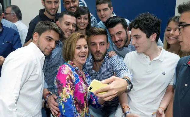 Cospedal, junto a miembros de Nuevas Generaciones del PP tras una reunión con afiliados en el Real Casino de Murcia.