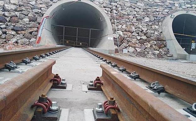 Adif licita por 8,9 millones la instalación del ancho mixto en la Variante de Pajares