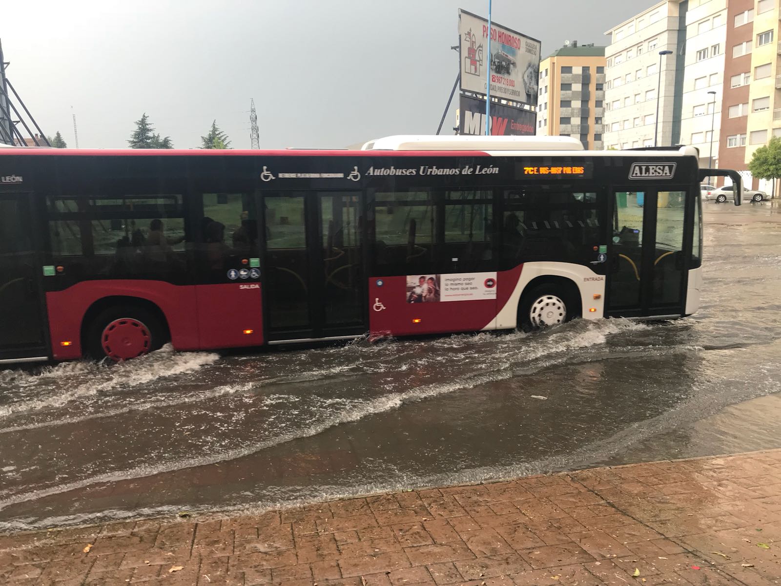 Fotos: Una gran tormenta sorprende a León y a su alfoz