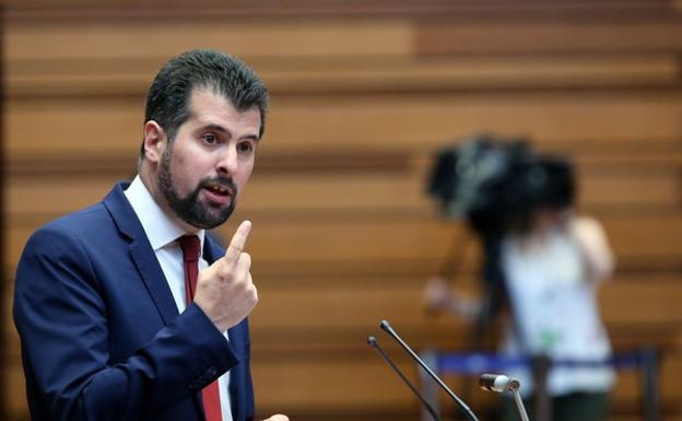 El portavoz del Grupo Socialista, Luis Tudanca, durante su intervención en el debate sobre política general de la Junta de Castilla y León. 