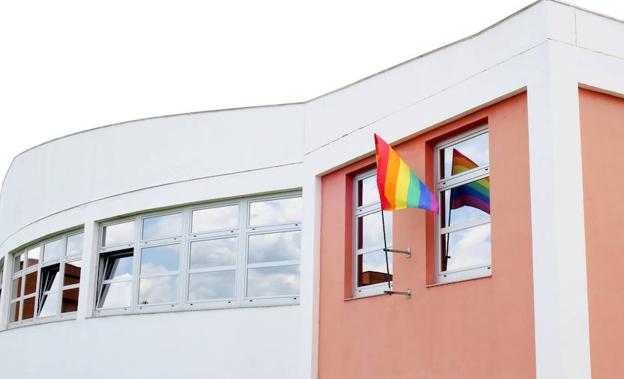 La bandera 'arcoíris' ondea en la oficina del Defensor de la ULE