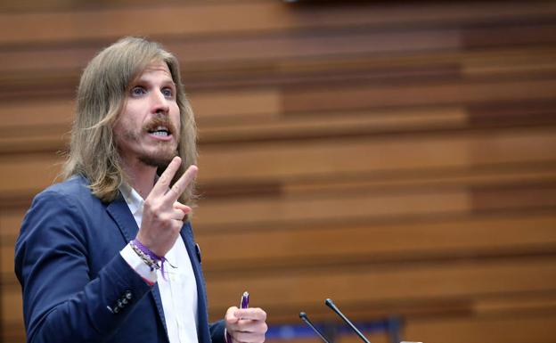 El portavoz del Grupo Parlamentario de Podemos, Pablo Fernández, durante su intervención en el debate sobre política general de la Junta de Castilla y León.