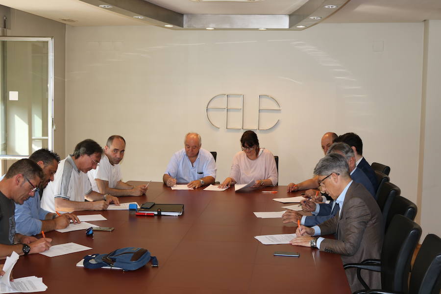 Firma del convenio en la sede de la Fele. 