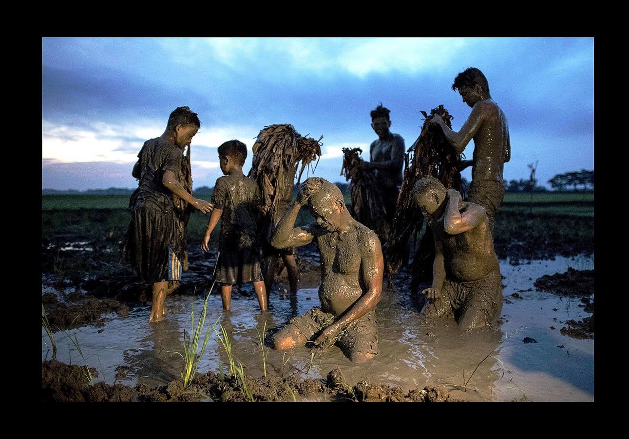 En Nueva Écjia, una provincia de Filipinas al norte de Manila, los devotos de San Juan Bautista celebran a su santo patrón de una manera única. Hombres, mujeres y niños se transforman en «taong putik» («gentes de barro») y cubren y adornan sus cuerpos con barro y hojas secas de plátano y coco, para crear unas singulares vestimentas en homenaje al santo, el único cuyo nacimiento se celebra en la liturgia cristiana. Los fieles van de casa en casa pidiendo velas o limosnas para comprarlas y, después, tras los agradecimientos y súplicas en la iglesia, las prenden y se unen en procesión.