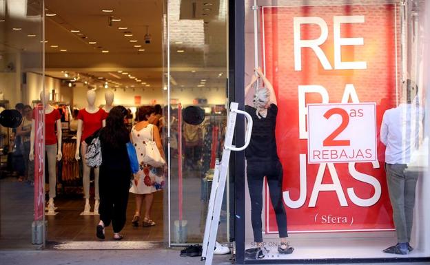 Consumo sólo impuso en el último lustro 71 multas por casi 17.000 euros a comercios por «engaños» al consumidor durante las rebajas de verano