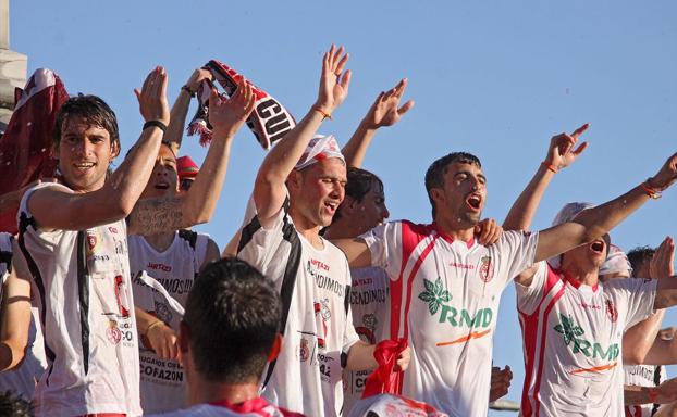 Juan Carlos Ortiz, Diego Calzado y Edgar celebran el ascenso en Guzmán.