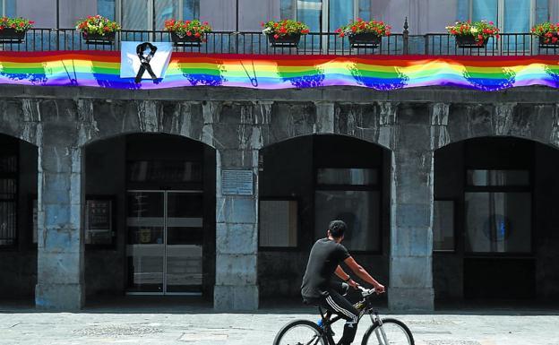 El Ayuntamiento colgó un crespón negro sobre la bandera multicolor exhibida el día anterior.