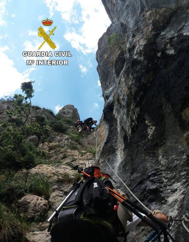 Efectivos del Greim, durante el rescate en la Vía Ferrata. 