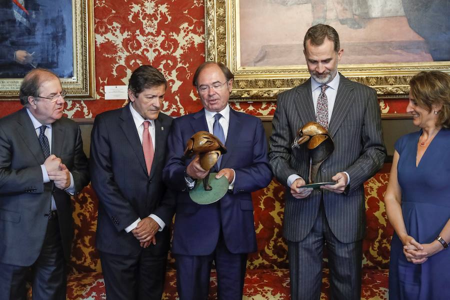 El rey Felipe VI acompañado por la ministra de Energía, Agua, Medio Ambiente y Cambio Climático, Teresa Ribera; el presidente del Senado, Pío García Escudero (3i); y los presidentes de Castilla y León, Juan Vicente Herrera; y el Principado de Asturias, Javier Fernández, durante el acto conmemorativo del centenario de la declaración de los primeros Parques Nacionales, Picos de Europa y Ordesa y Monte Perdido, celebrado este martes en la Cámara Alta.