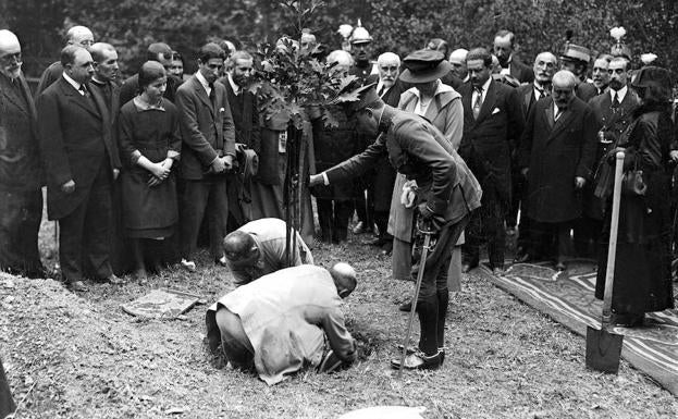 El Rey Alfonso XIII, acompañado por su esposa Victoria Eugenia y el ministro de Fomento Francesc Cambó (d), planta un árbol en la ceremonia de inauguración del Parque Nacional de los Picos de Europa.