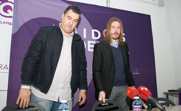 El representante de Podemos en Villaquilambre, Juanjo Moro ofrece una rueda de prensa acompañado por el secretario general del Grupo Parlamentario Podemos en Castilla y León, Pablo Fernández