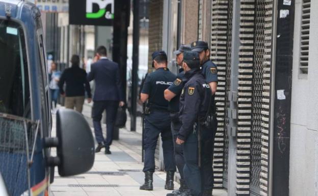 Galería. Agentes de la UDEF en el Ayuntamiento de León. 