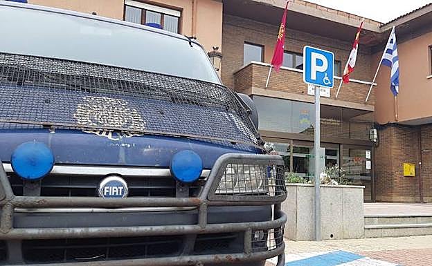 Vehículo de la UDEF en el Ayuntamiento de Villaquilambre. 