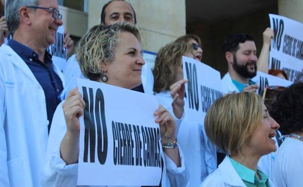 Manifestación contra el cierre de camas.