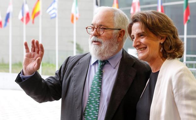 El comisario europeo de Agricultura y Medio Ambiente, Miguel Arias Cañete, y la ministra de Transición Ecológica, Teresa Ribera. 